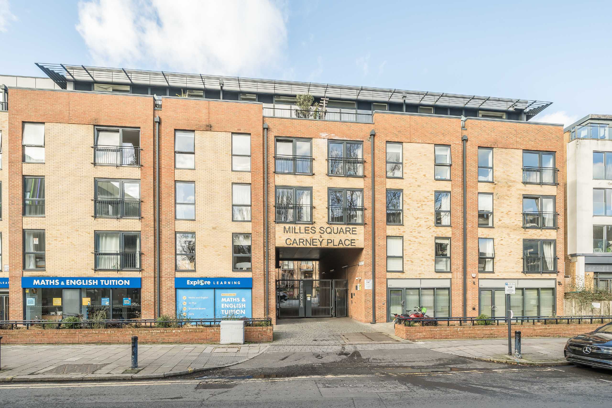 Flat Coldharbour Lane in Greater London