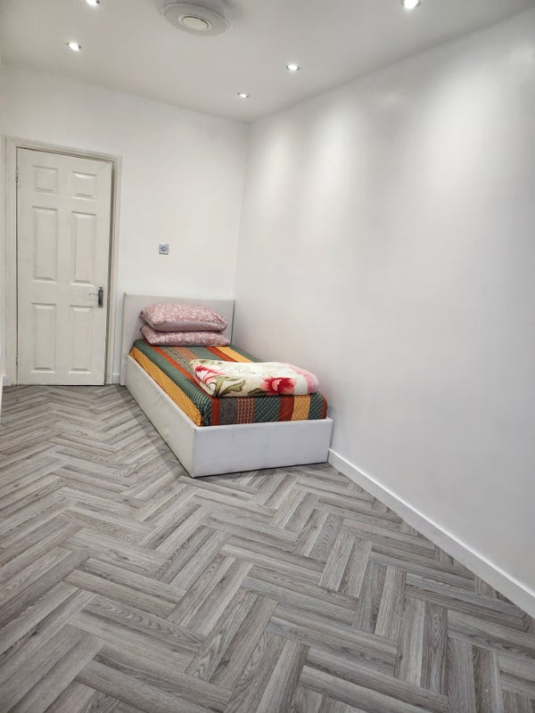 Room Balmoral Avenue in Whitefield