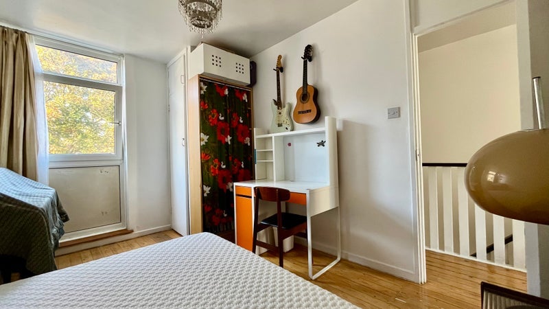Room Tomlinson Close in Greater London