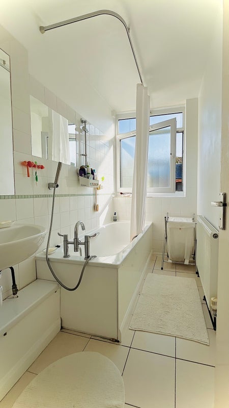 Room Tomlinson Close in Greater London