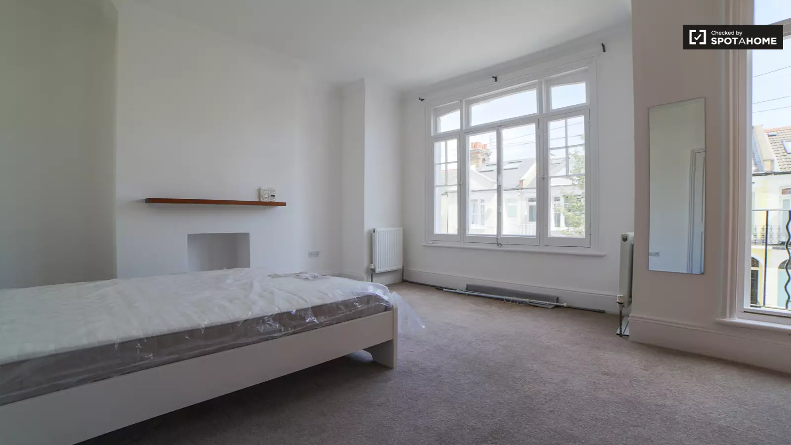 Flat Hartismere Road in Greater London