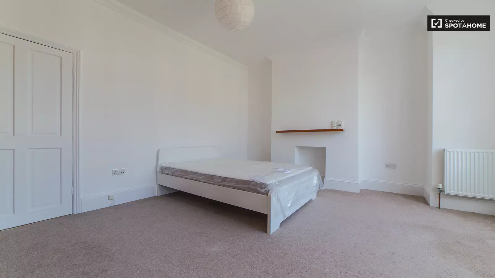 Flat Hartismere Road in Greater London