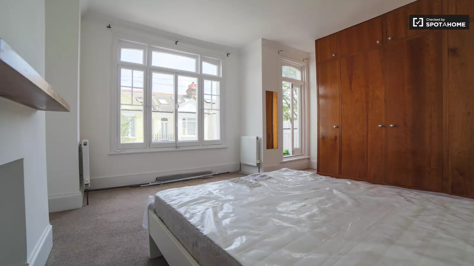 Flat Hartismere Road in Greater London