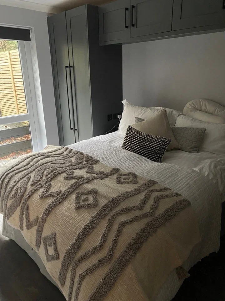 Flat Godstone Road in Greater London