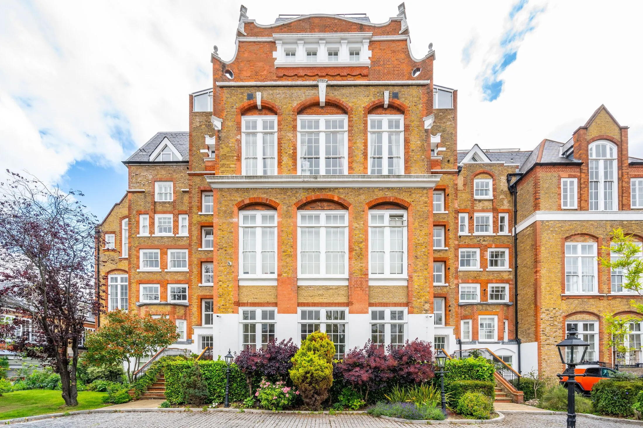 Flat Thackeray Road in Greater London