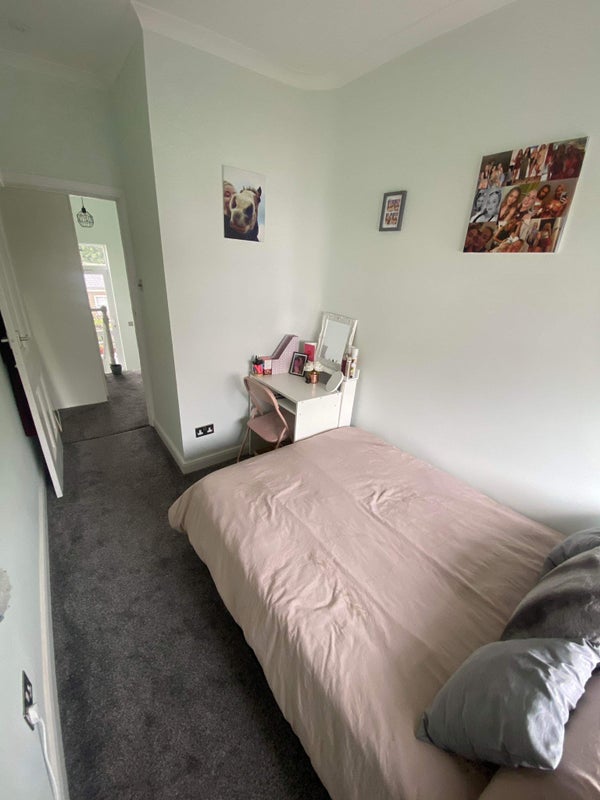 Room Askew Road in Greater London