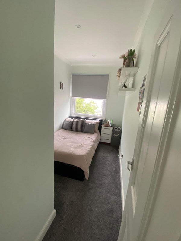 Room Askew Road in Greater London