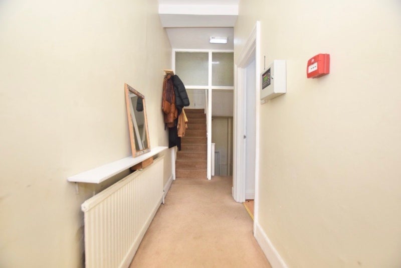 Room Lausanne Road in Greater London