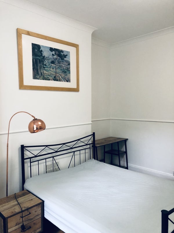 Room Lausanne Road in Greater London