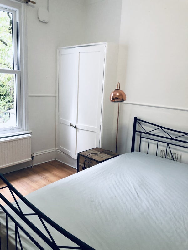 Room Lausanne Road in Greater London