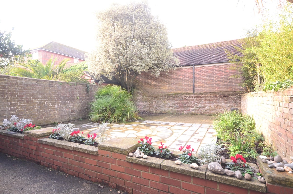 Flat Liverpool Lawn in Thanet