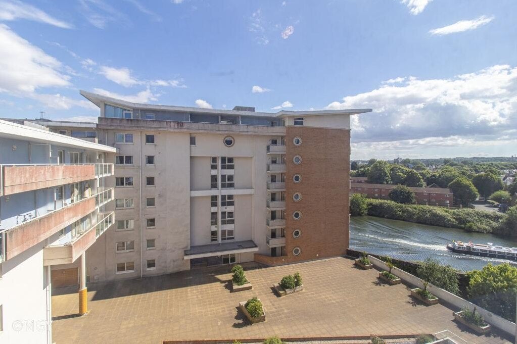 Flat Overstone Court in Cardiff