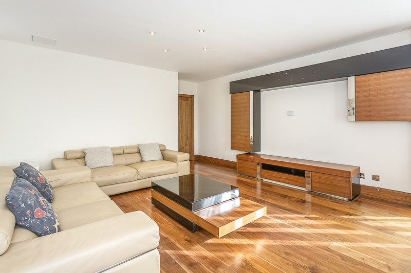 Flat Warwick Road in Greater London