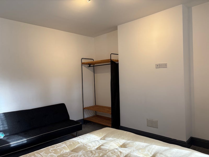 Room Daneshill Road in Leicester