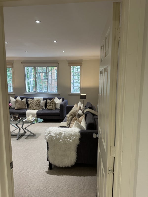 Flat Eccleston Place in City of Westminster