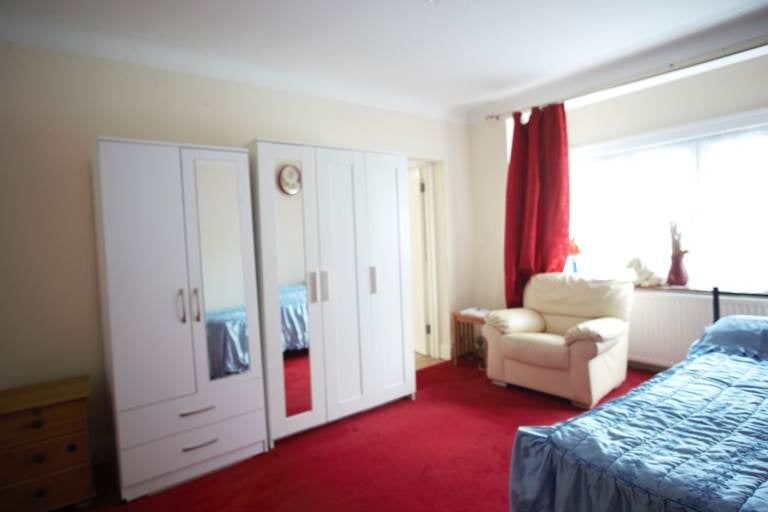 Flat Ravenscroft Avenue in Greater London