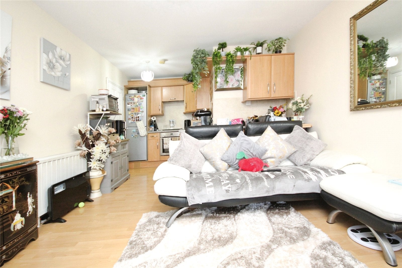 Flat Haysoms Close in Greater London