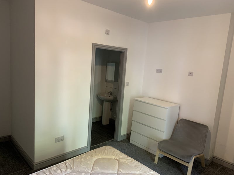 Room Layton Avenue in Mansfield Woodhouse