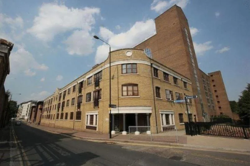 Flat Wapping Lane in Greater London