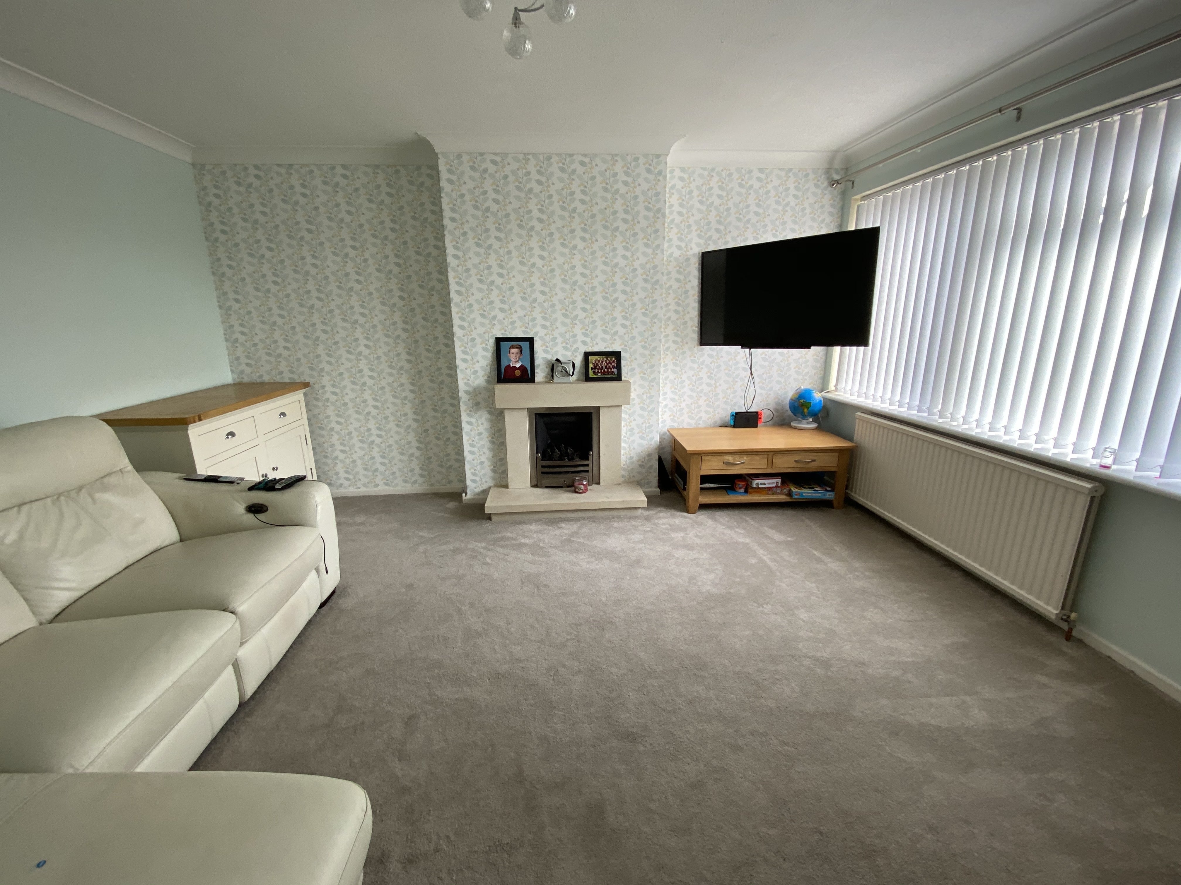 House Dacombe Drive in Upton