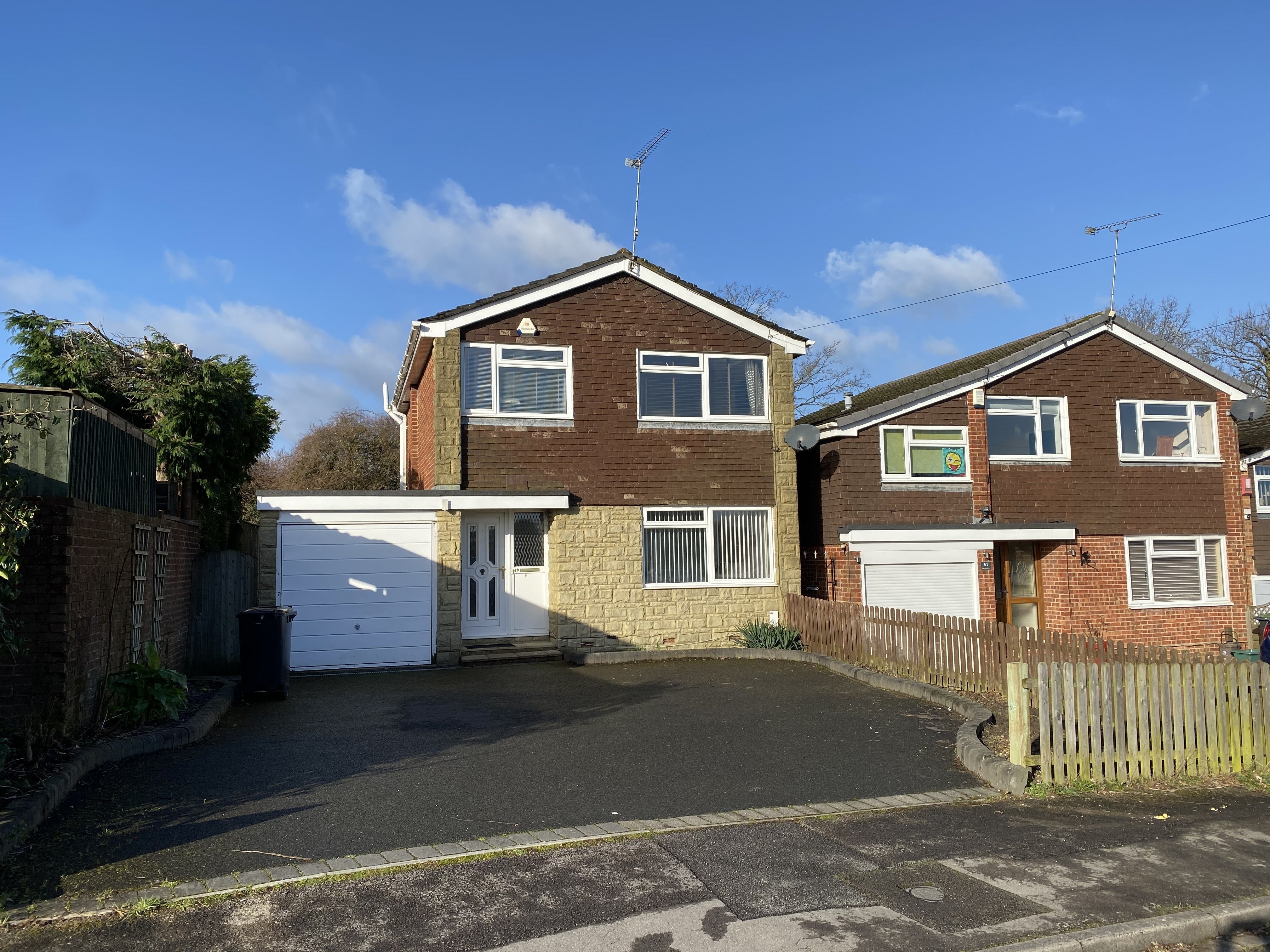 House Dacombe Drive in Upton