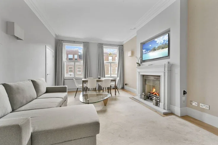 Flat Rosary Gardens in Greater London