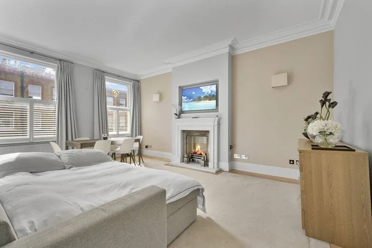 Flat Rosary Gardens in Greater London