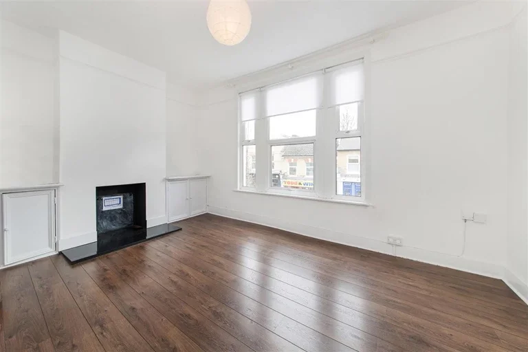 Flat Bellenden Road in Greater London