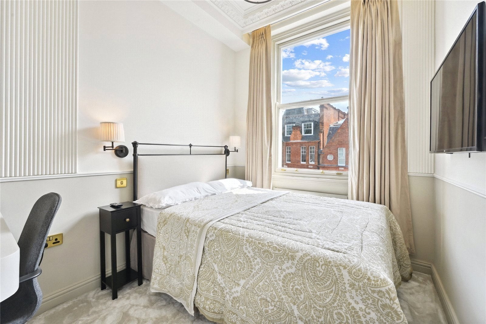 Flat Wetherby Gardens in Greater London