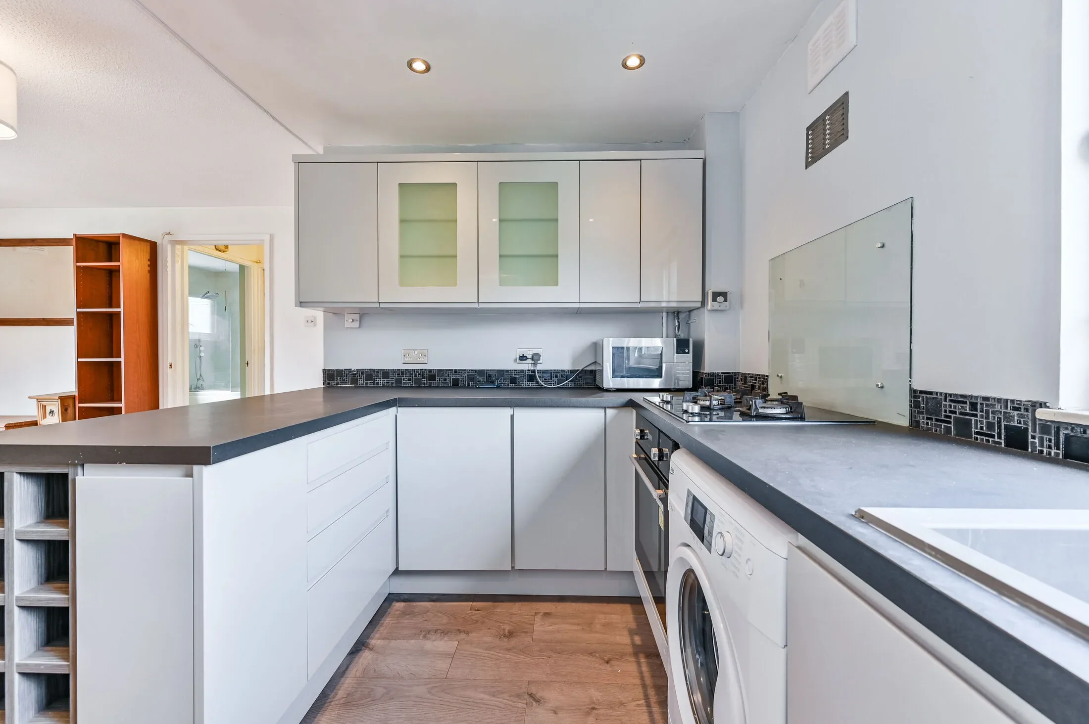 Flat Pine Close in Greater London