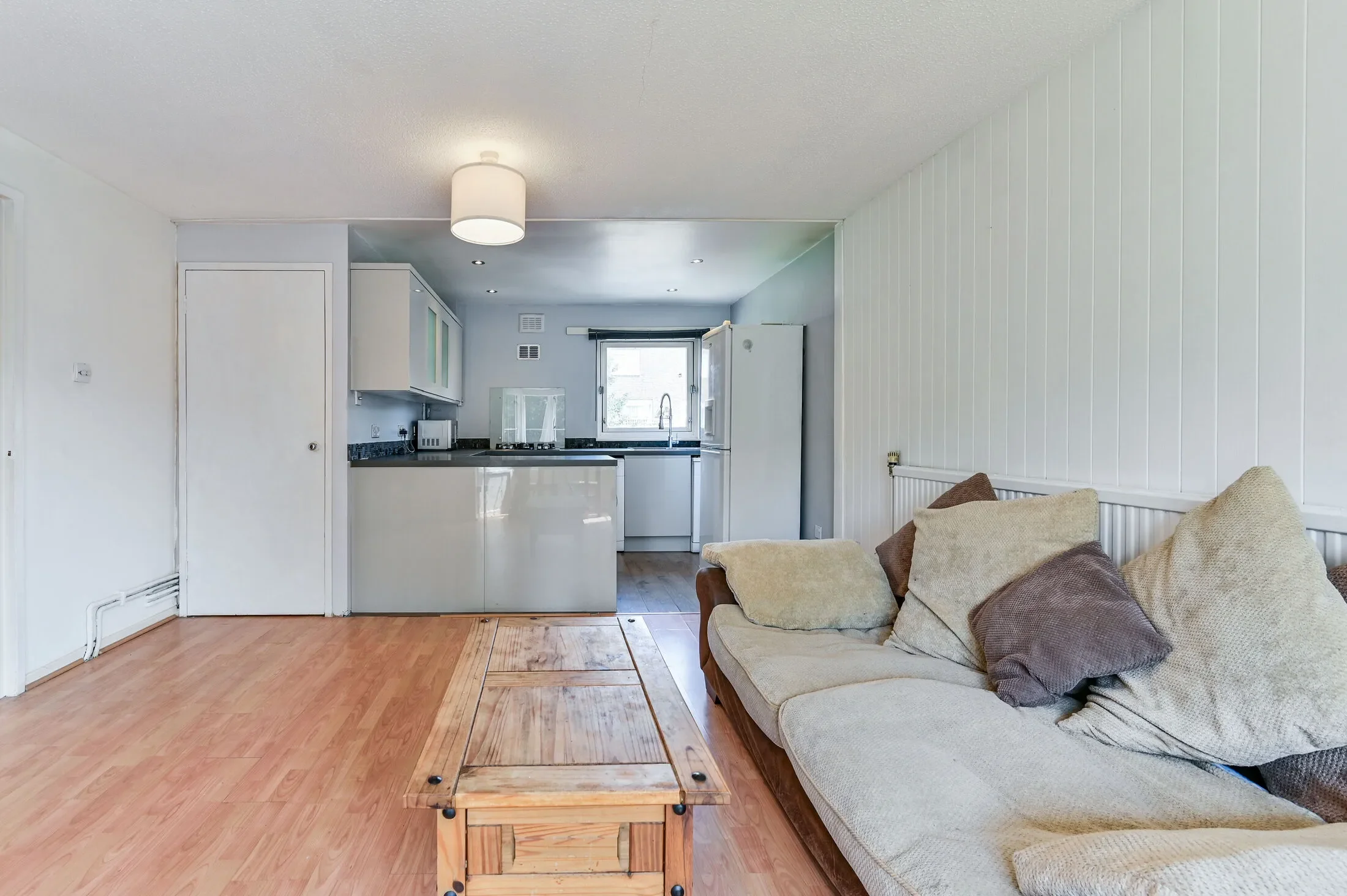 Flat Pine Close in Greater London