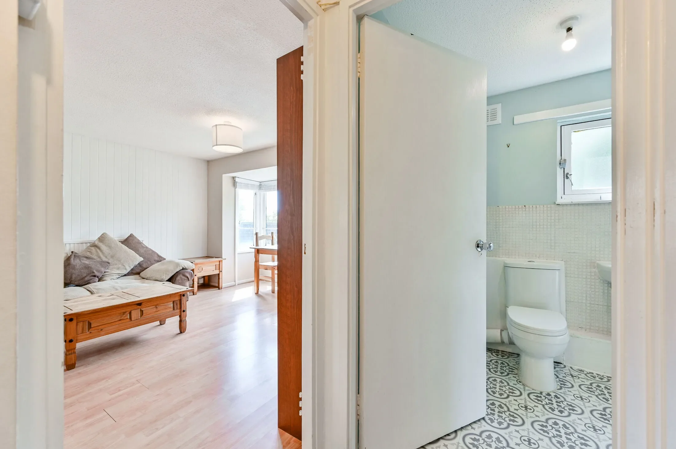 Flat Pine Close in Greater London