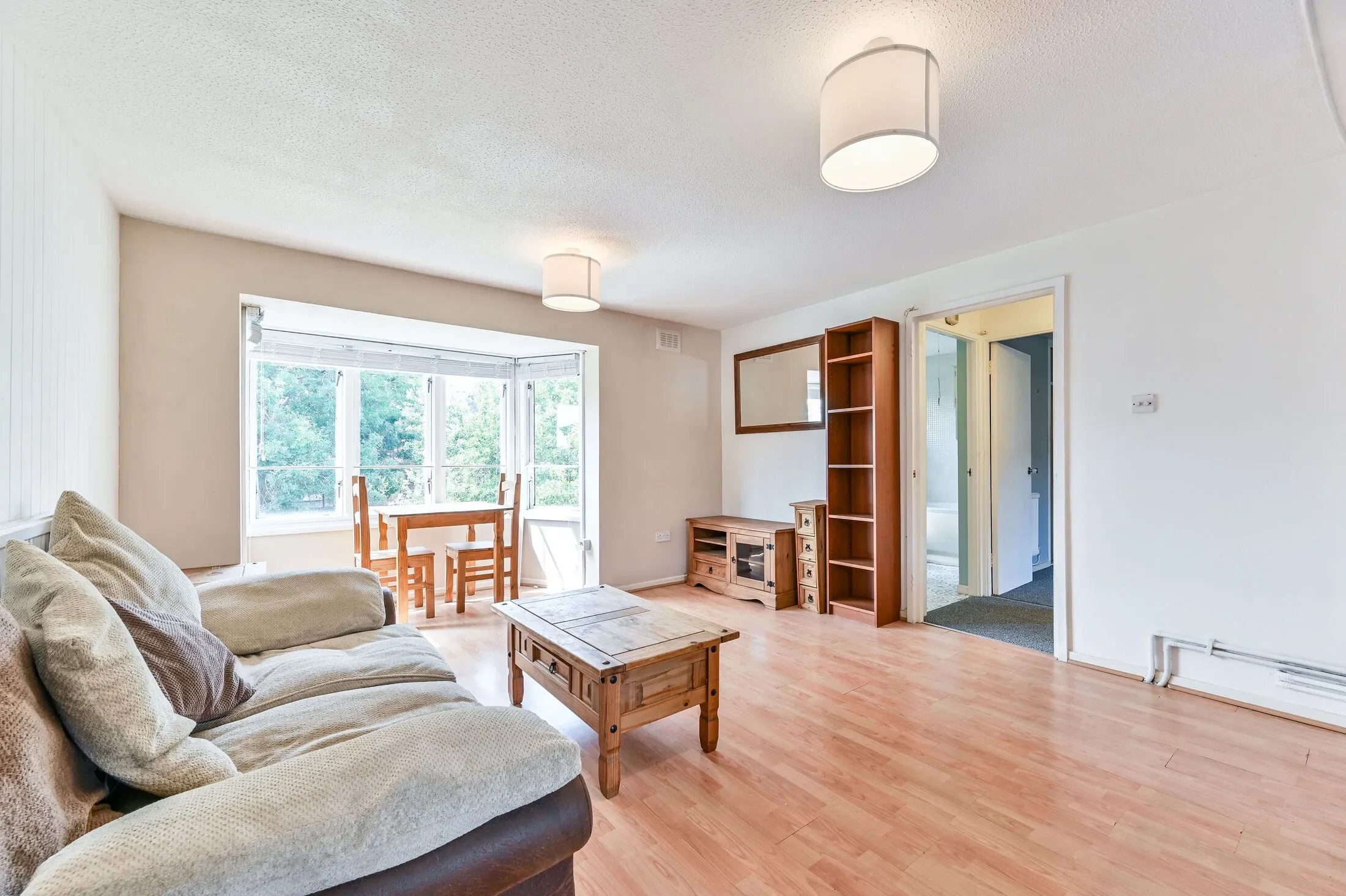 Flat Pine Close in Greater London