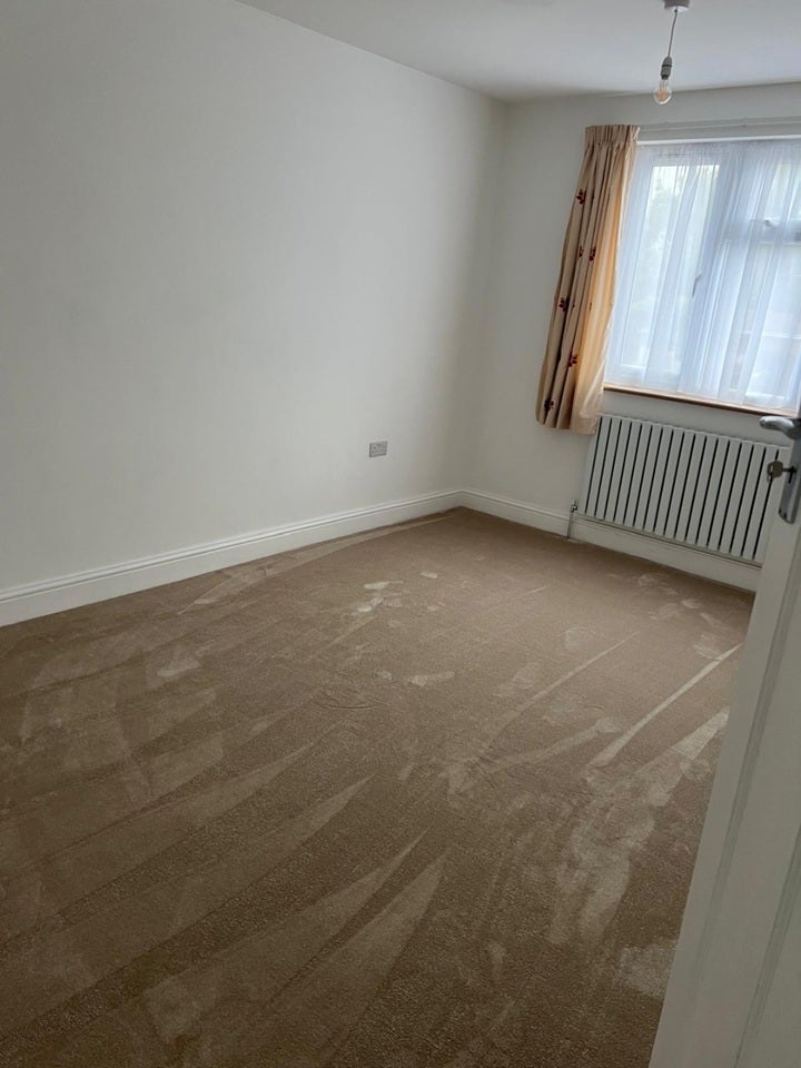 Room Exeter Road in Greater London