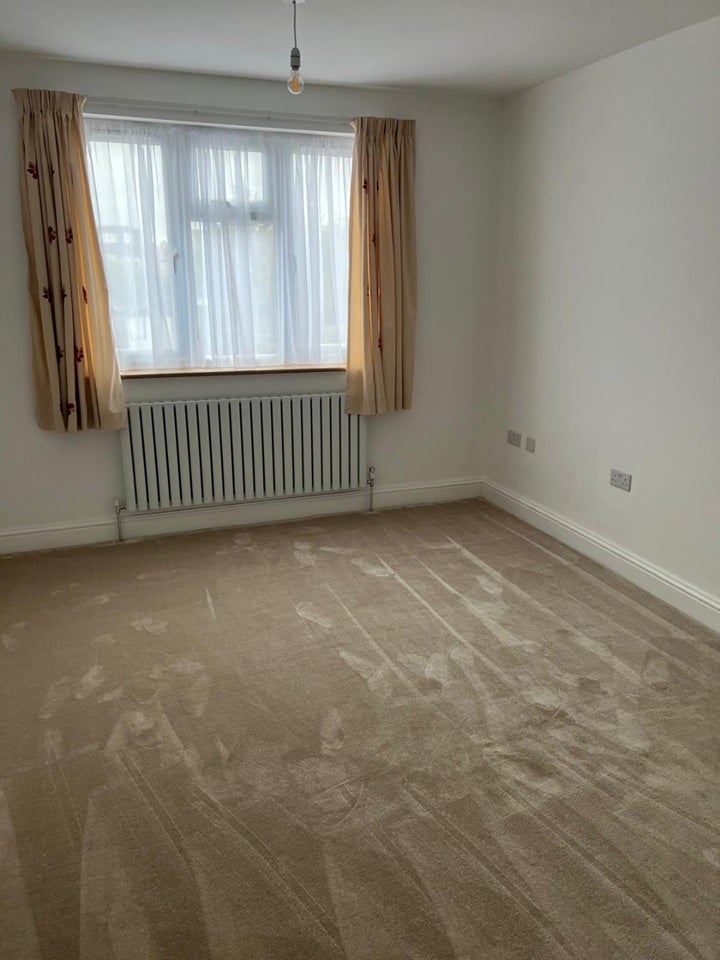 Room Exeter Road in Greater London