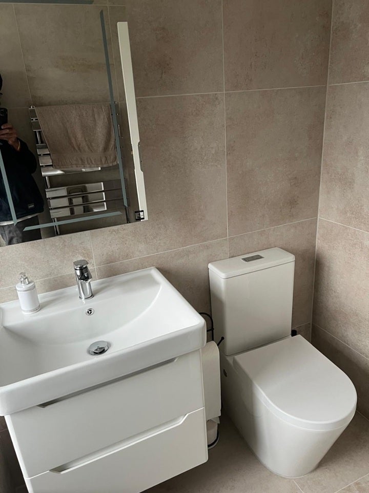 Room Exeter Road in Greater London