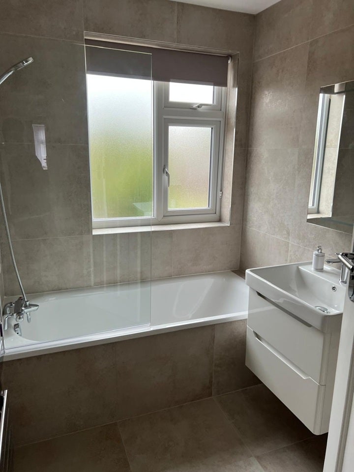 Room Exeter Road in Greater London