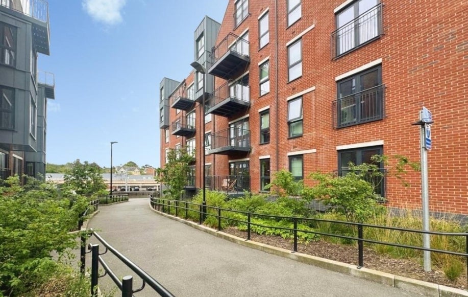 Flat Weavers Lane in Inkpen