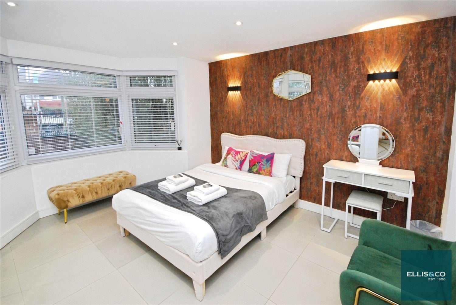 Flat Greenfield Gardens in Greater London