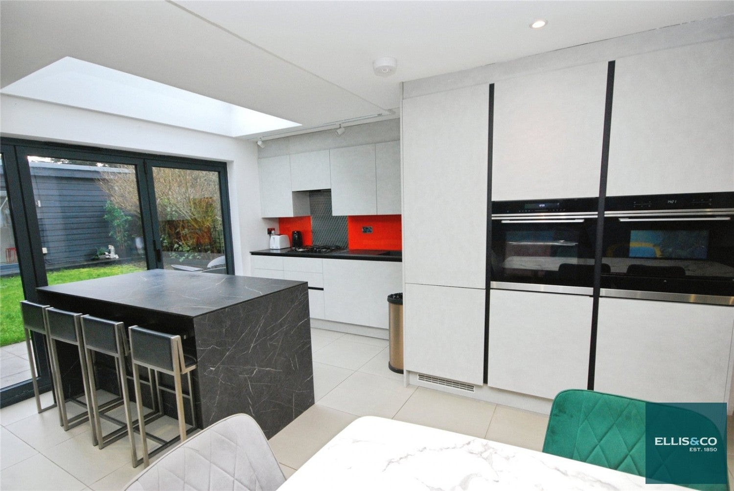 Flat Greenfield Gardens in Greater London