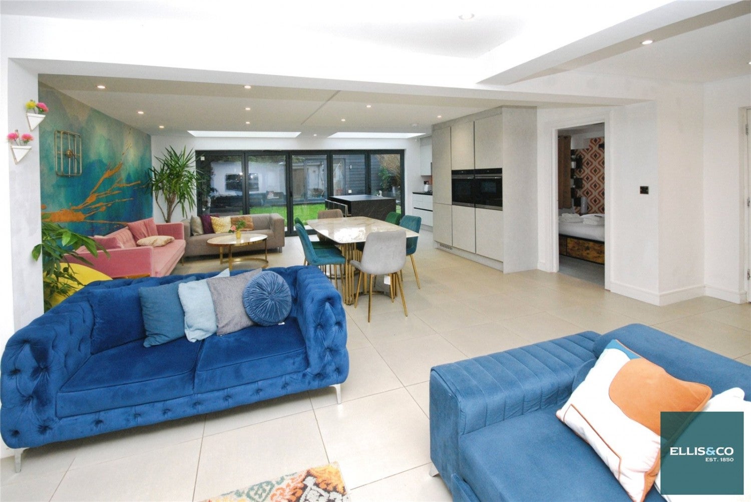 Flat Greenfield Gardens in Greater London