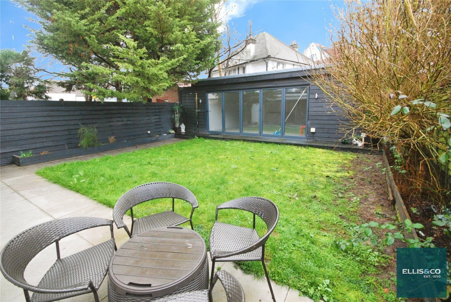 Flat Greenfield Gardens in Greater London