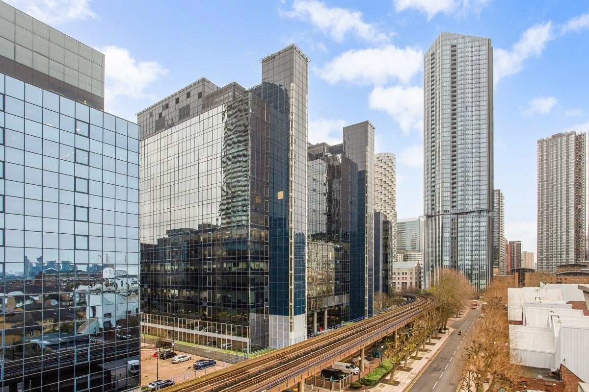 Flat Limeharbour in Greater London