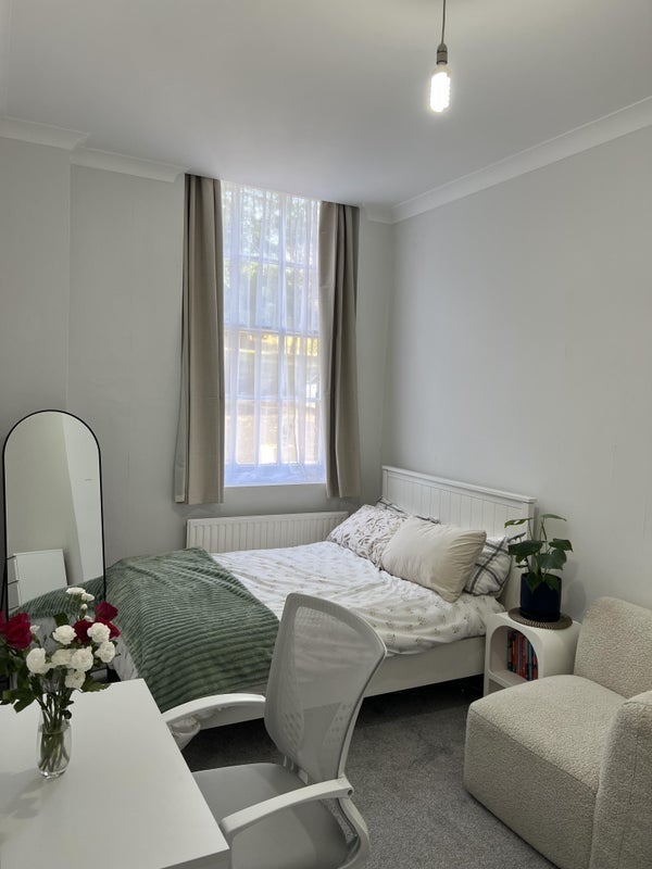 Room Connaught Mews in Greater London