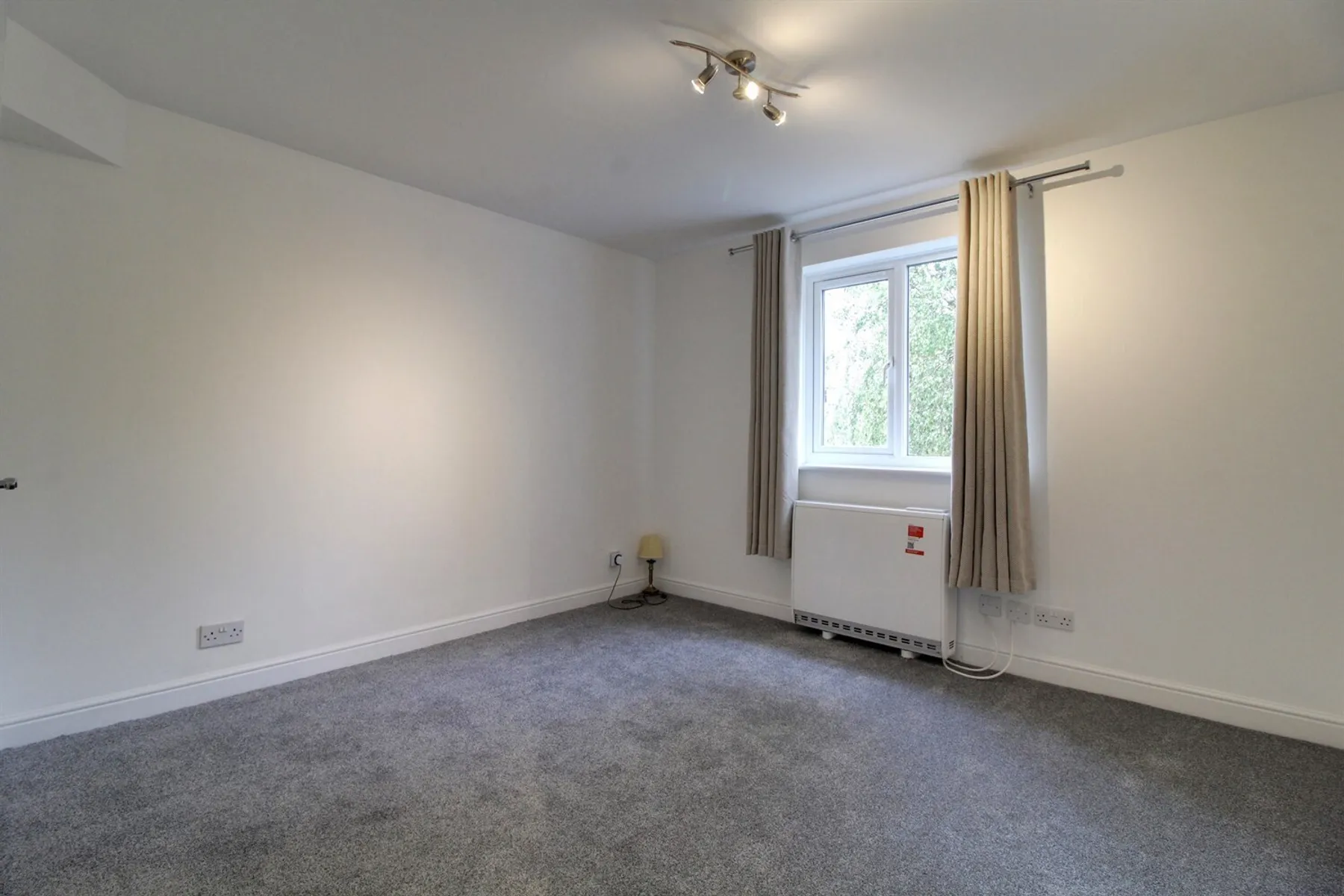 Flat Kirkland Drive in Greater London