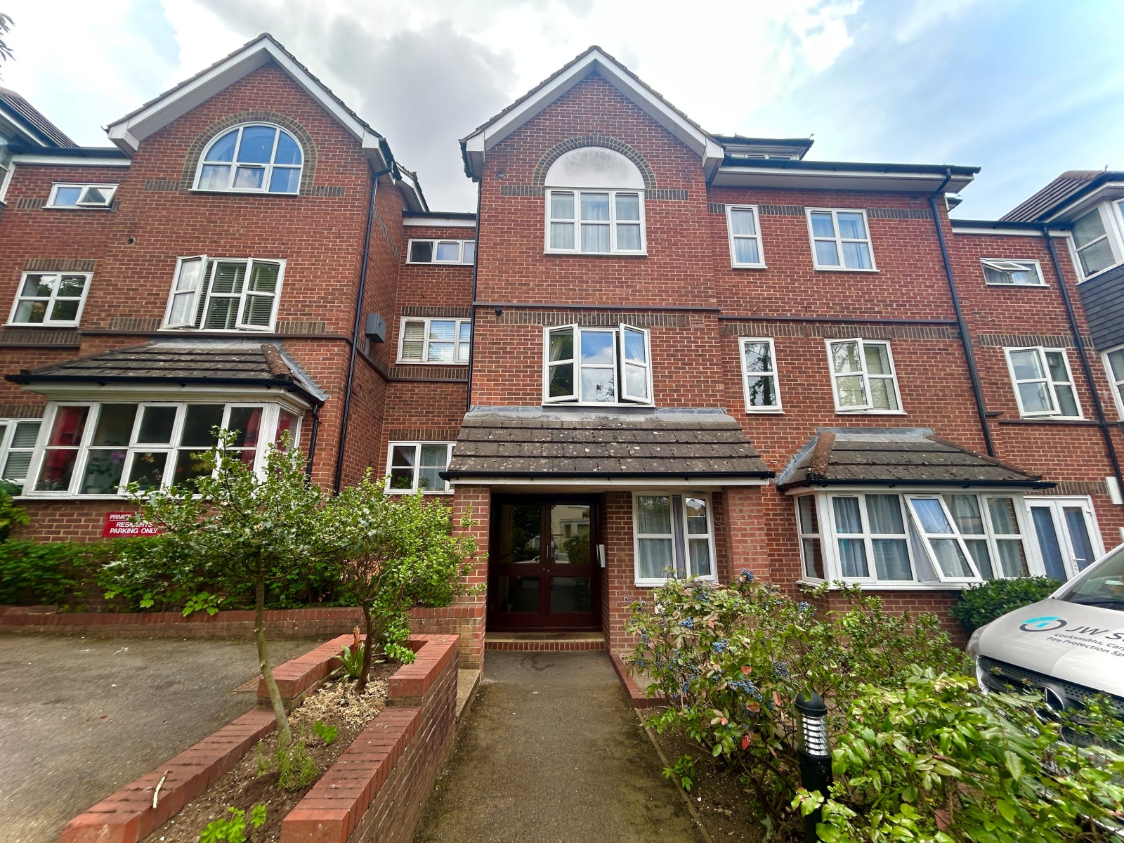 Flat Cedar Road in Greater London