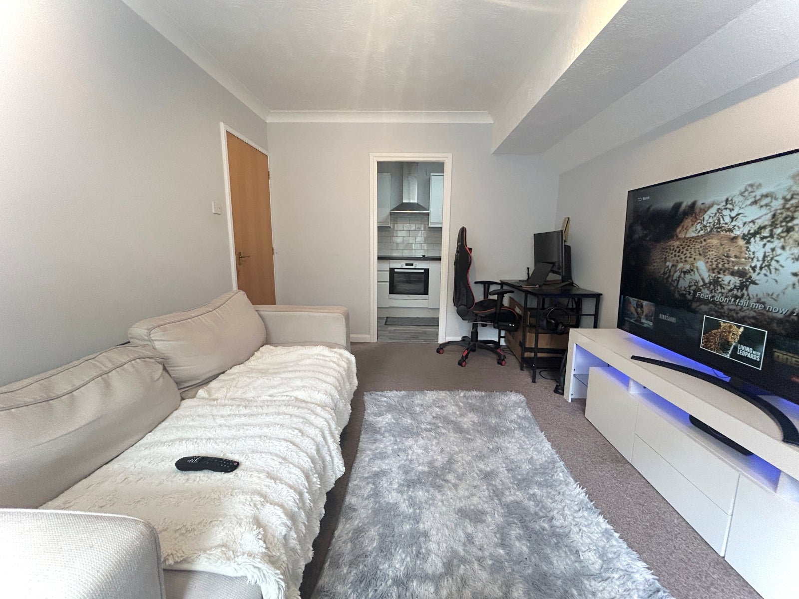 Flat Cedar Road in Greater London