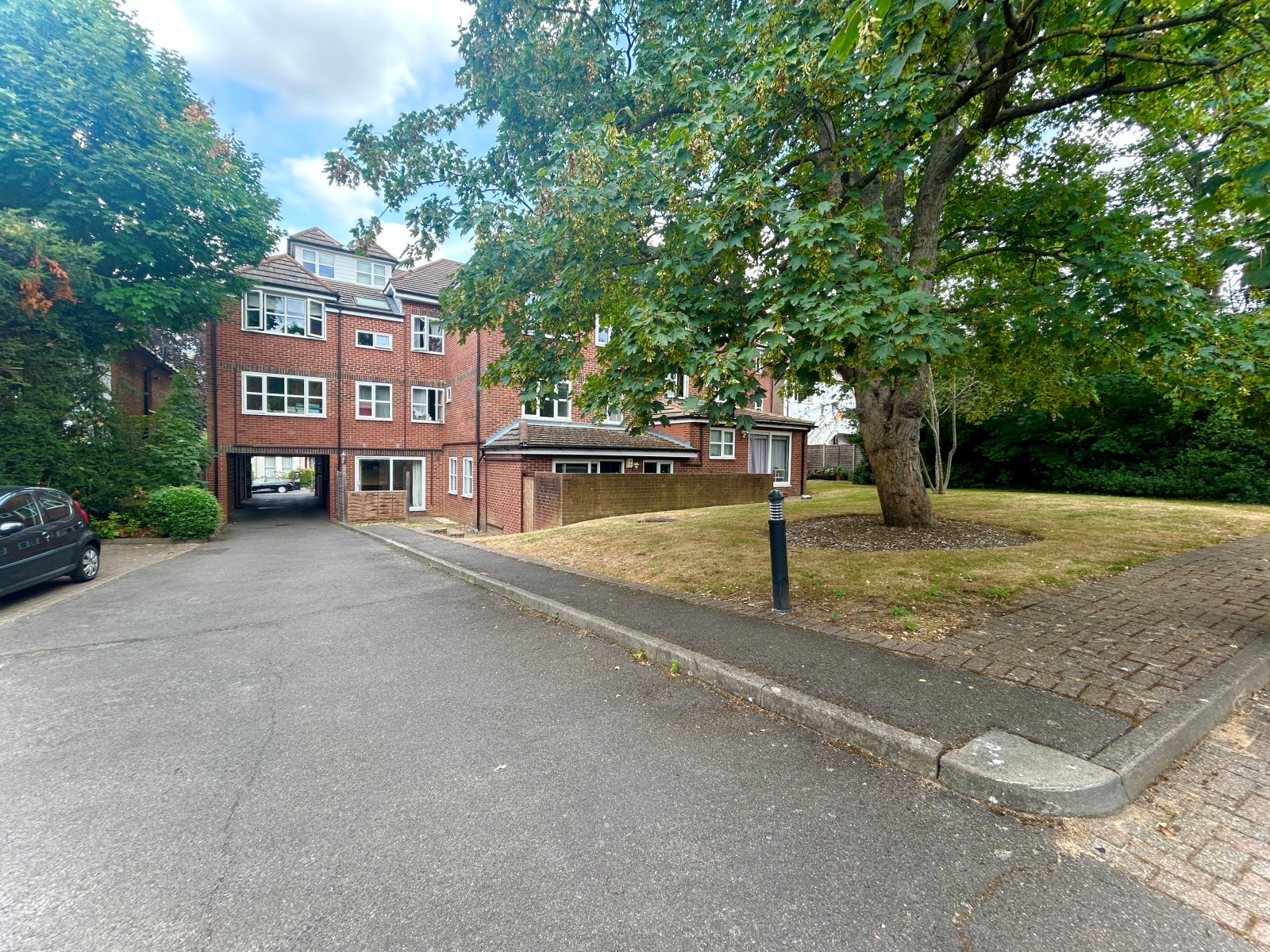 Flat Cedar Road in Greater London