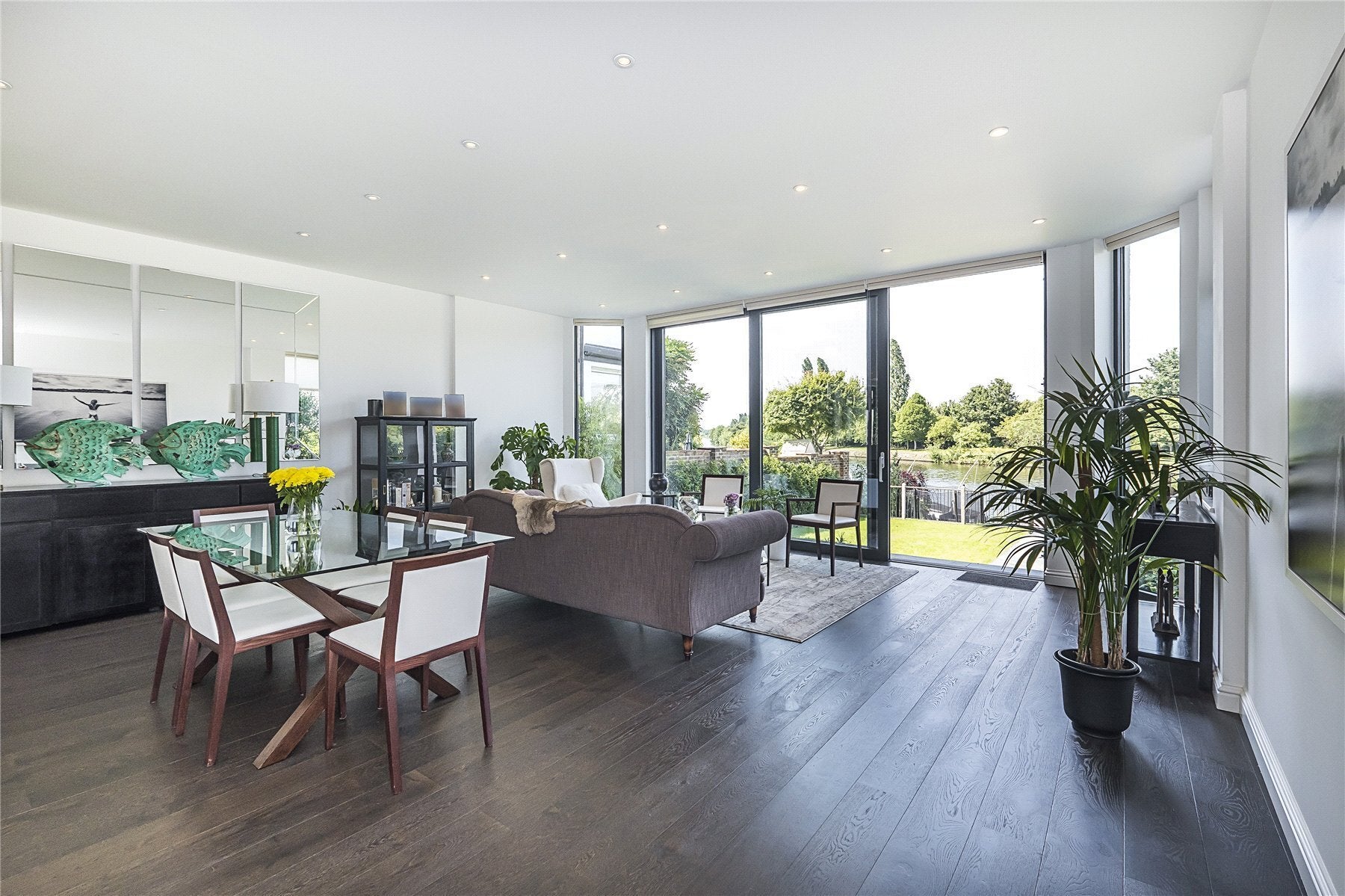 House Queen's Drive in Elmbridge
