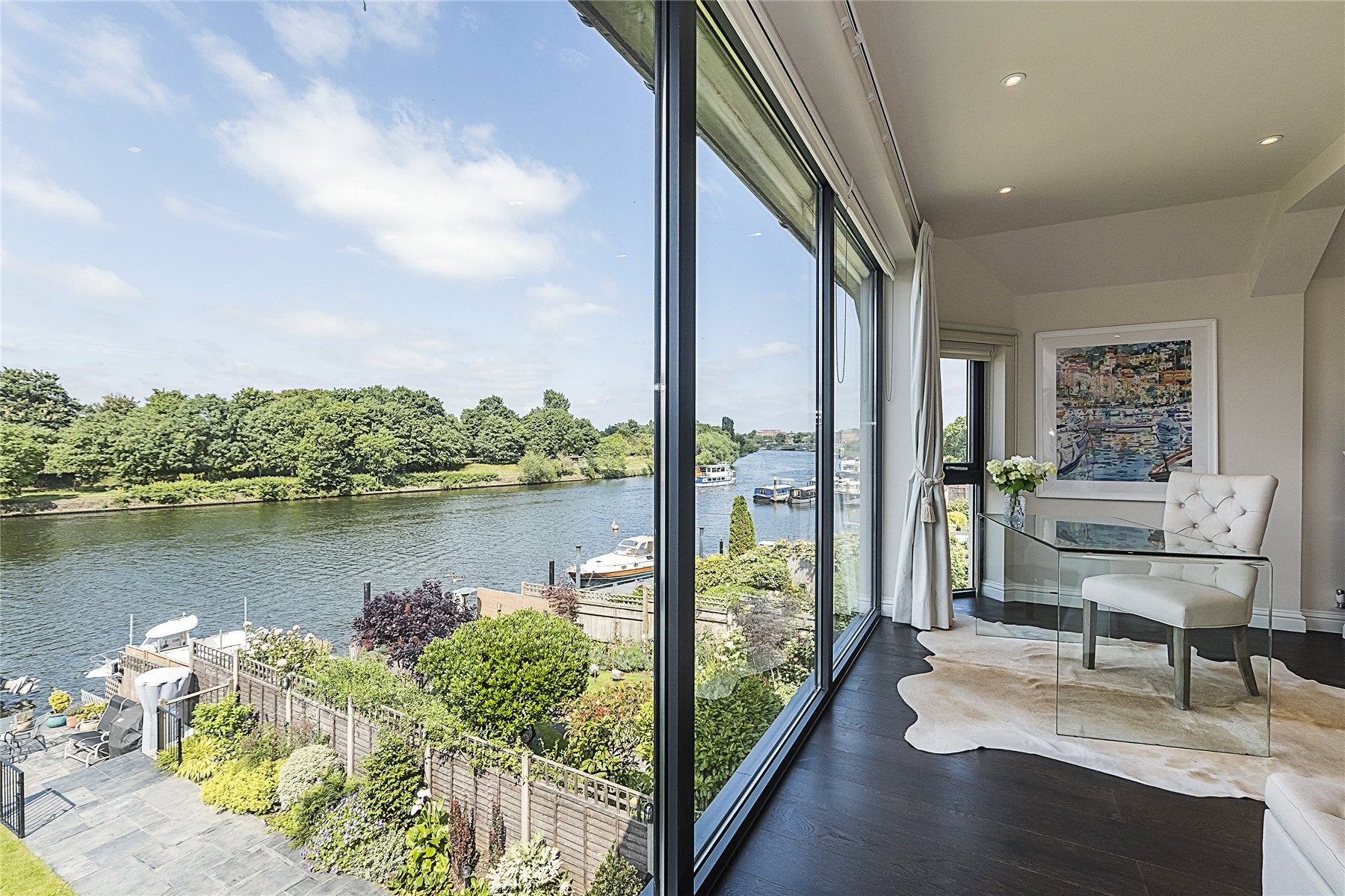 House Queen's Drive in Elmbridge